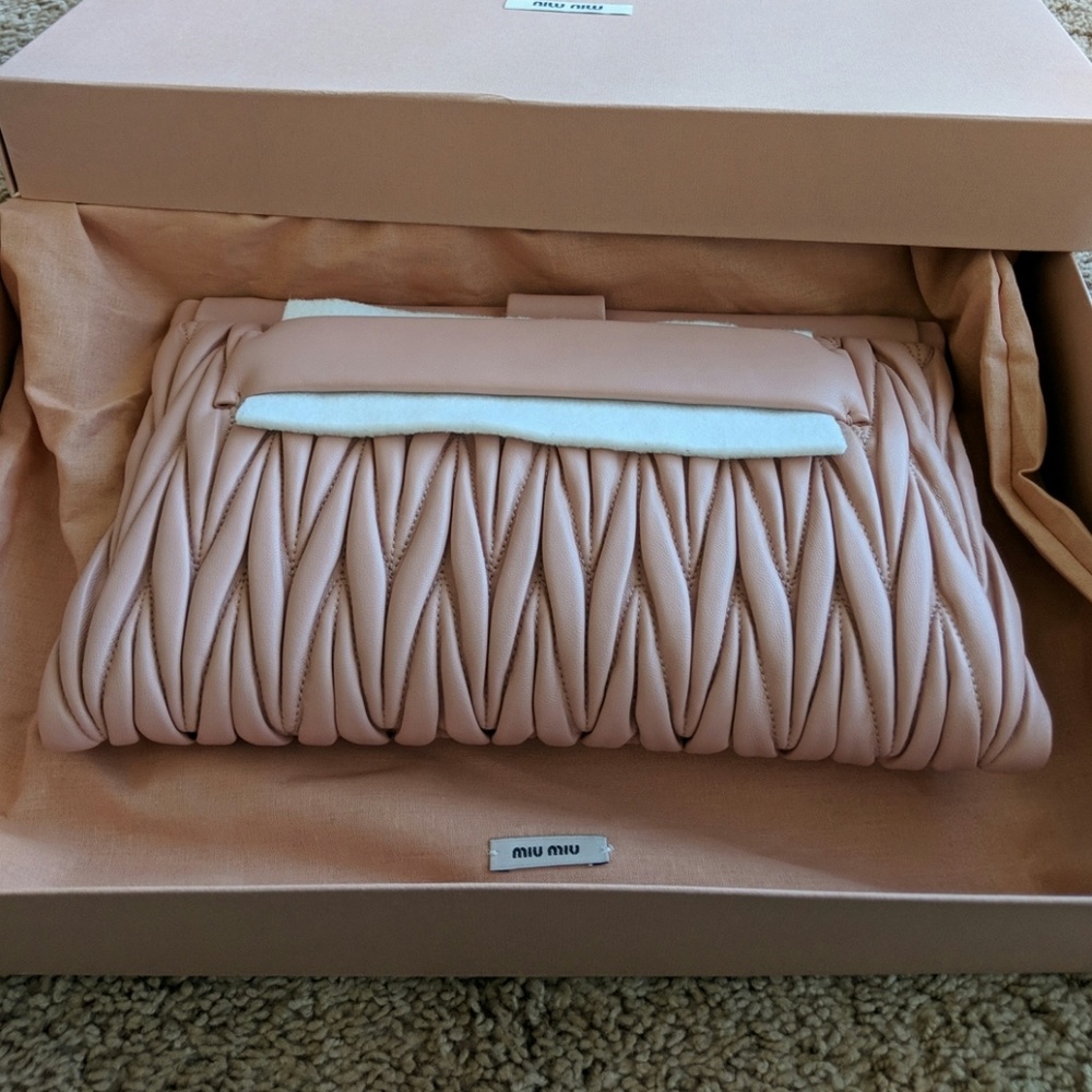 Miumiu MATELASSÉ LEATHER CLUTCH - Picture 2 of 3